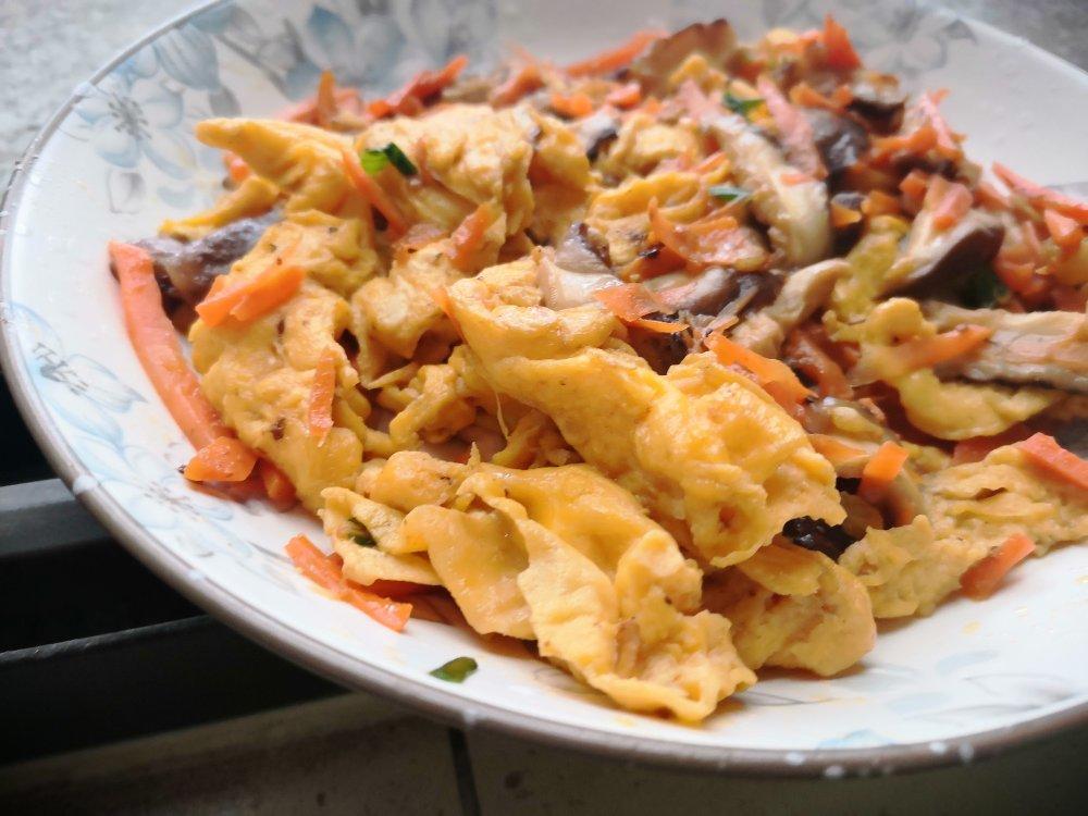 减脂餐｜香菇胡萝卜炒鸡蛋，简单好吃～
