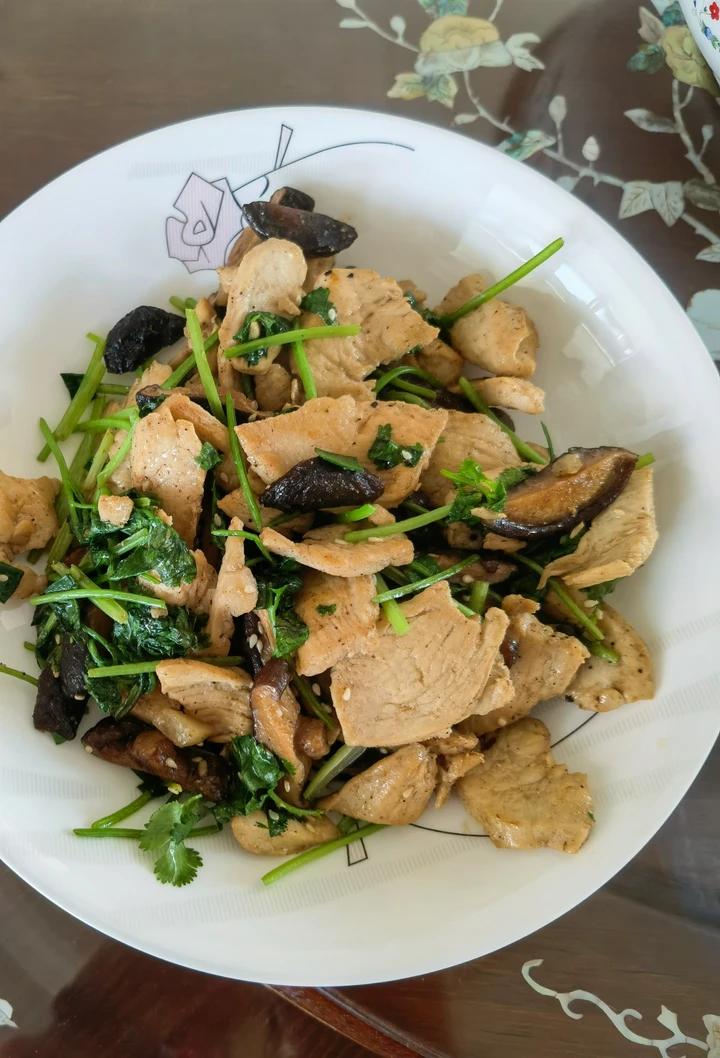 低卡好吃不胖的鸡胸肉炒香菇❗️