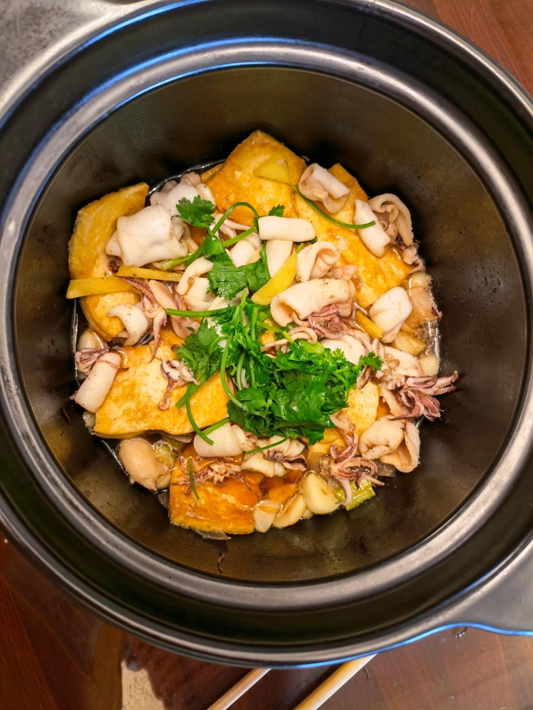 鲜虾鱿鱼豆腐煲