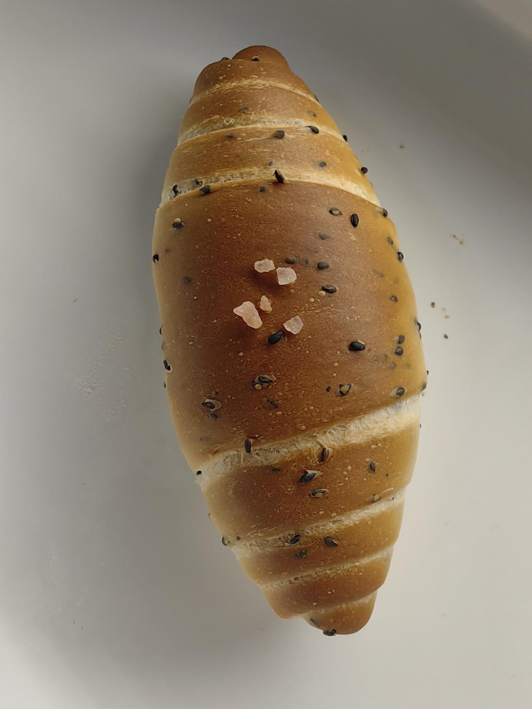 咸香黑芝麻盐面包