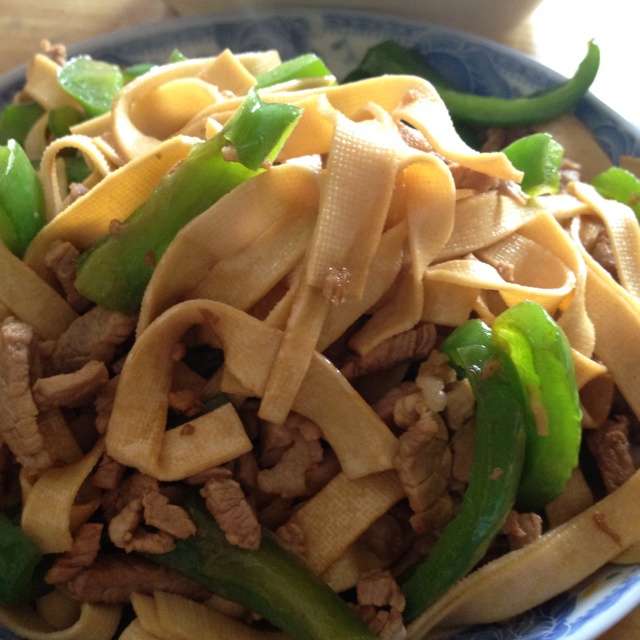 青椒豆腐皮炒肉丝