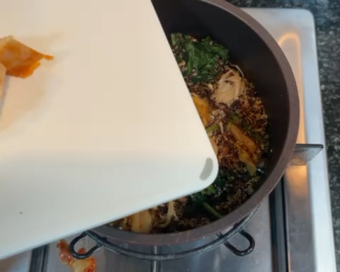 滑蛋泡菜菌菇藜麦饭的做法 步骤5