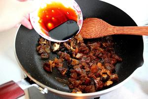 冬菇辣肠焖饭的做法 步骤5