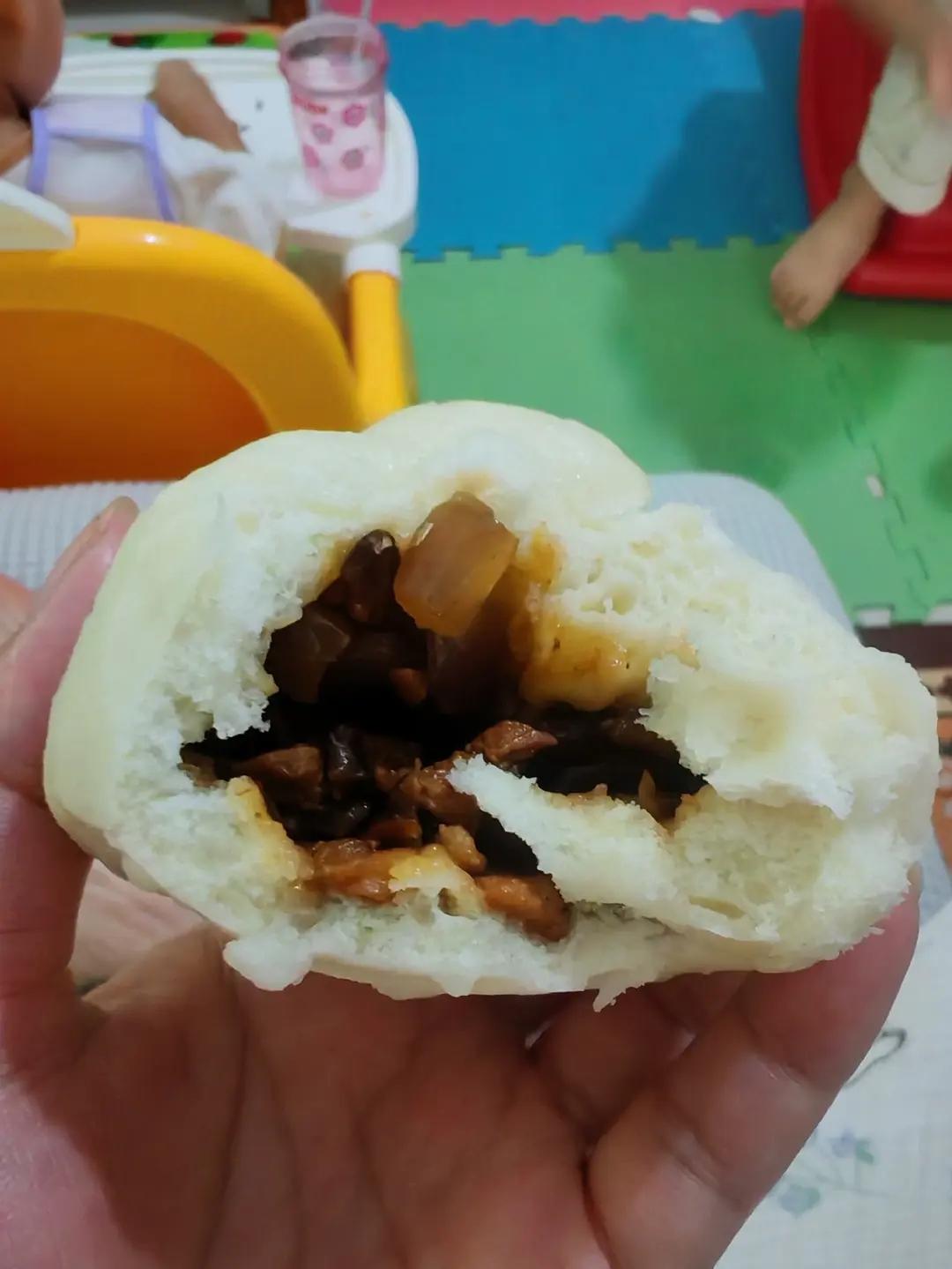 香菇鸡腿酱肉包