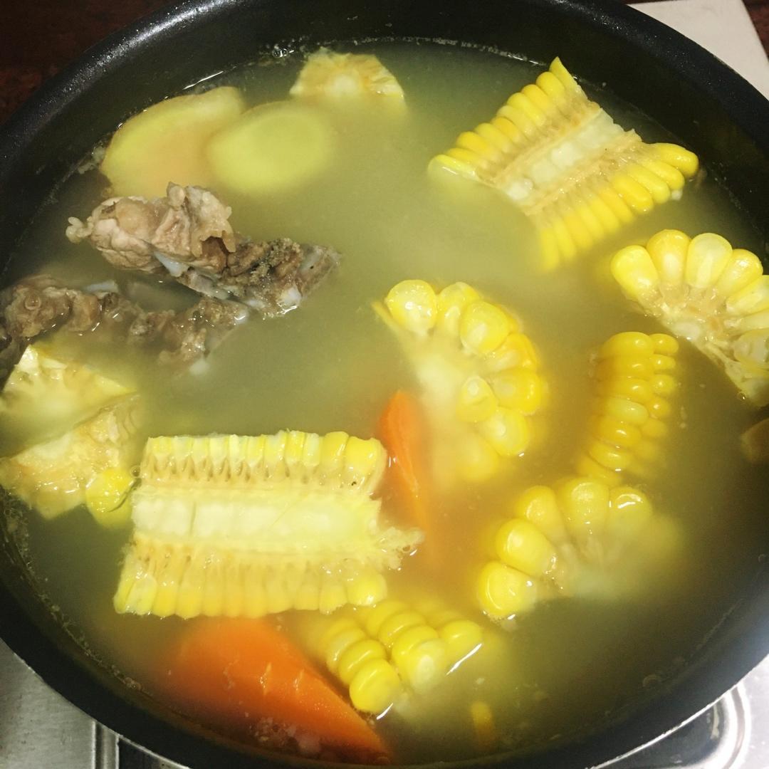 胡萝卜玉米排骨汤