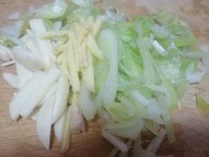 牛肉土豆豆角炖粉条的做法 步骤4