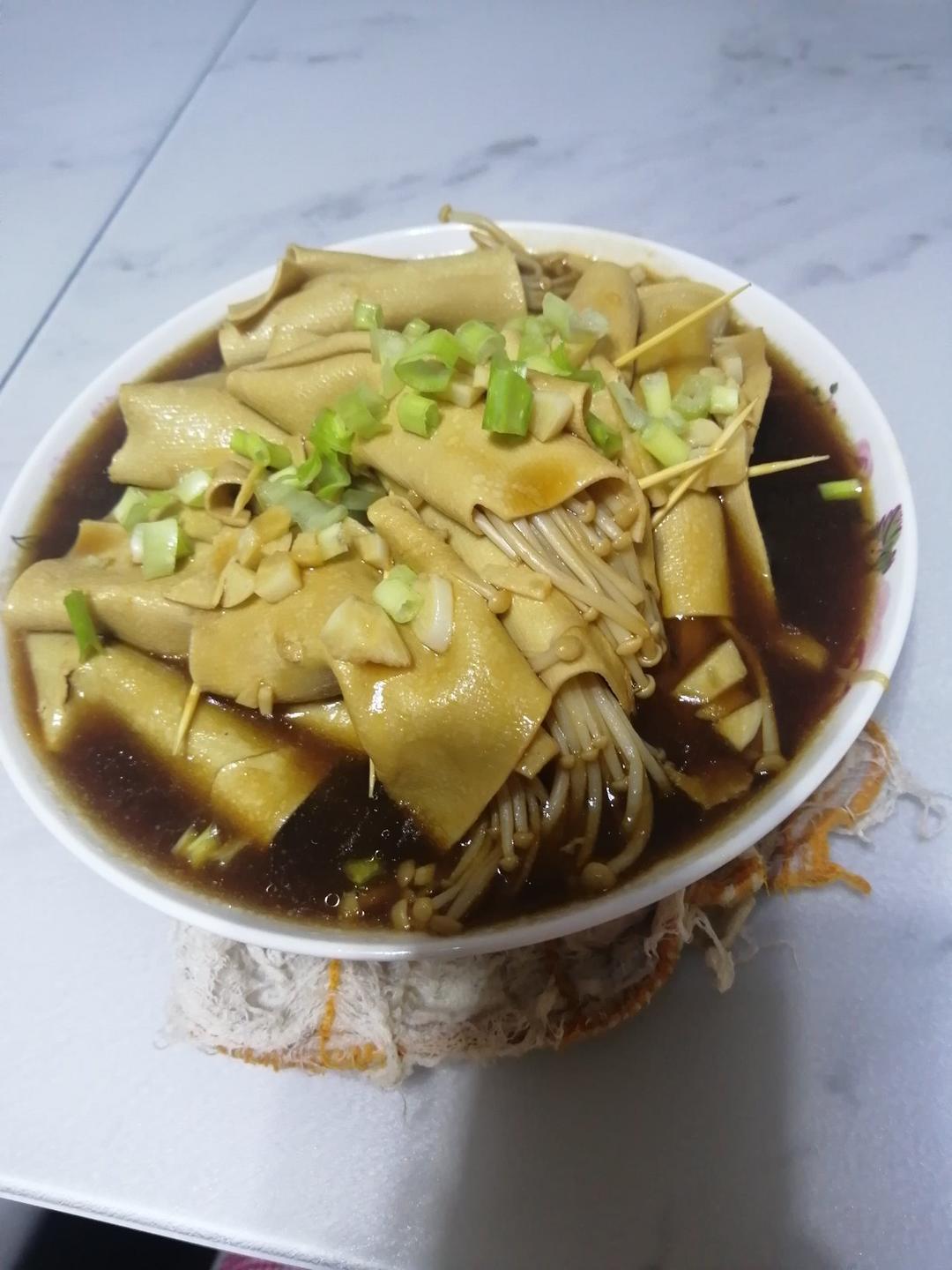 金针菇豆皮卷