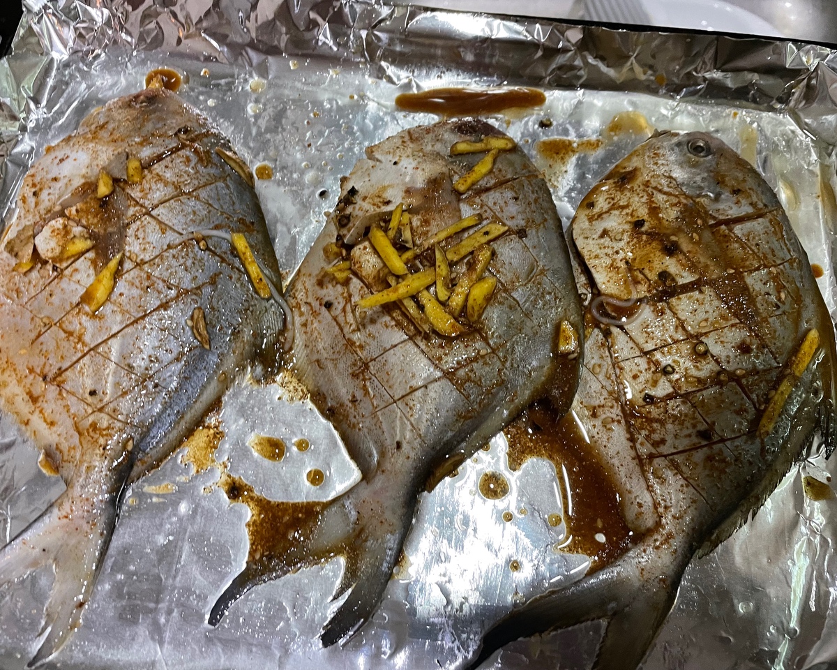 香烤鲳鱼的做法 步骤3