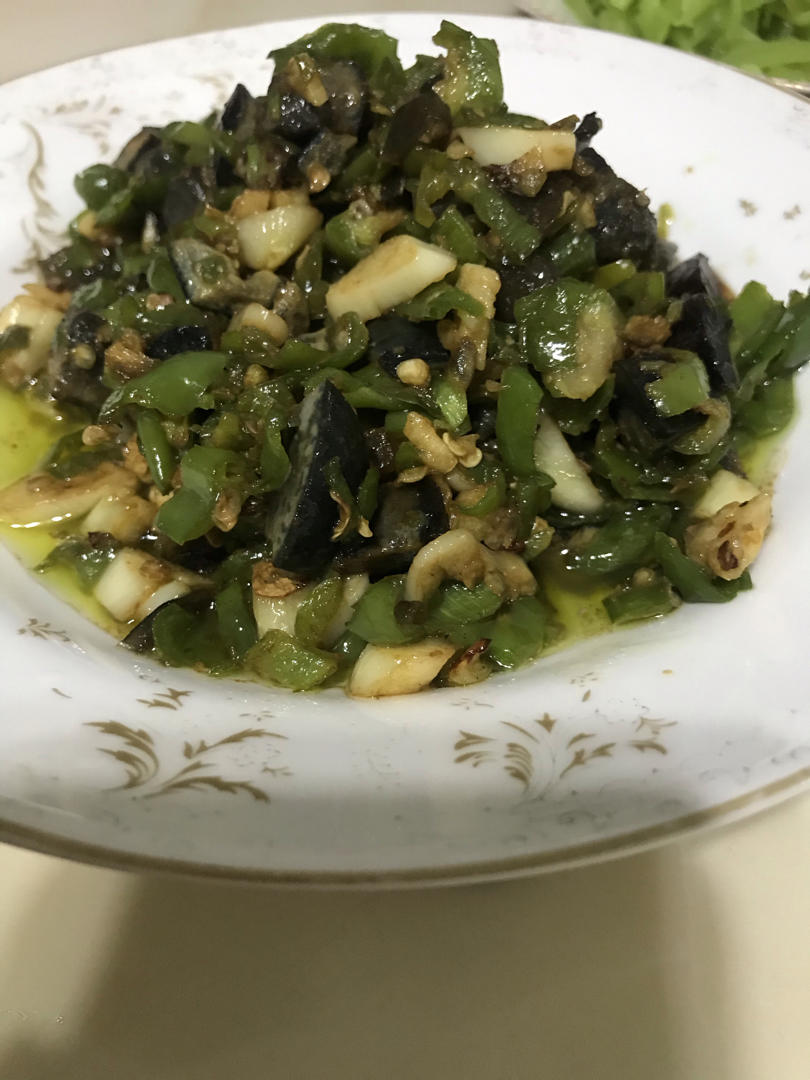 一份裹着青椒蒜末香的皮蛋，吃的连渣都不剩的青椒炒皮蛋