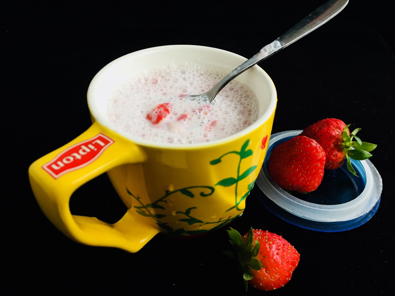 草莓🍓奶昔（低碳十岁儿童版）的做法