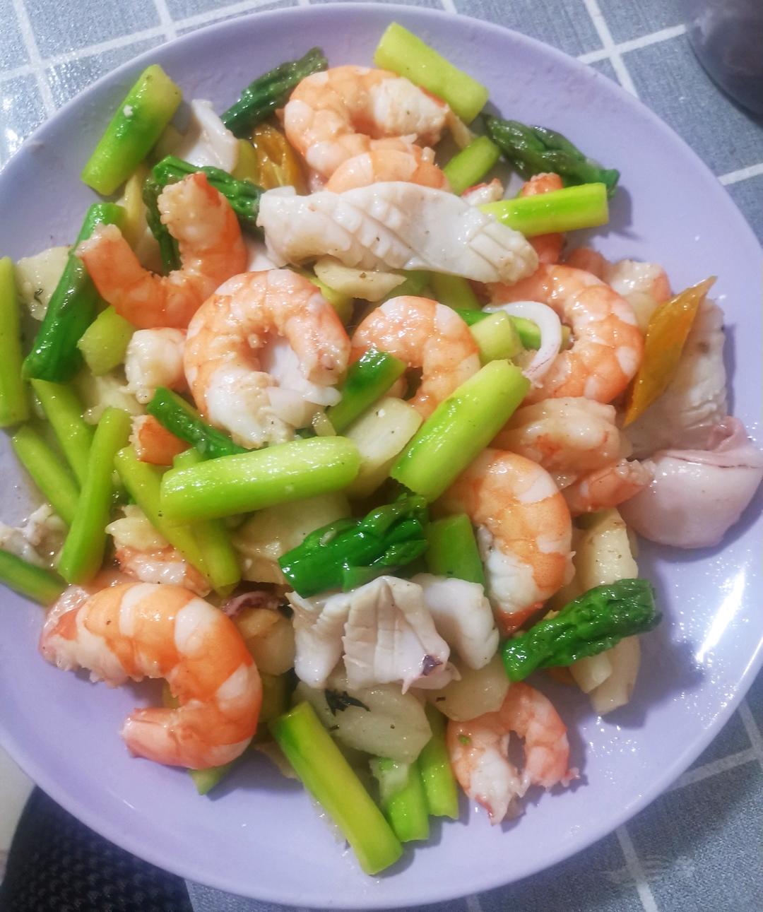 吃饭嘛就是要健康又美味😋来盘鲜虾仁炒芦笋试试看👏