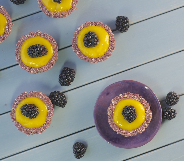 Blackberry Cupcakes with Mango Filling的做法