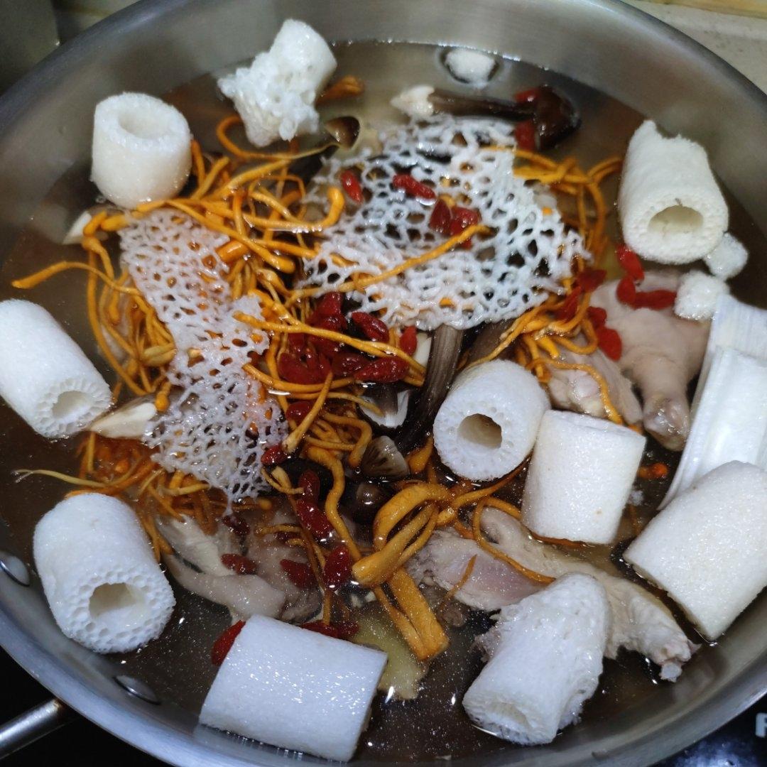 滋补老母鸡炖汤+虫草花