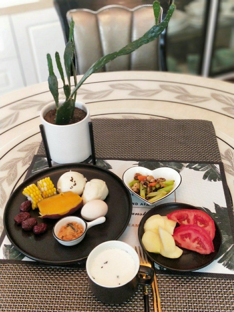 每日早餐（蒸蛋、烧卖、白糖糕、酸奶水果）