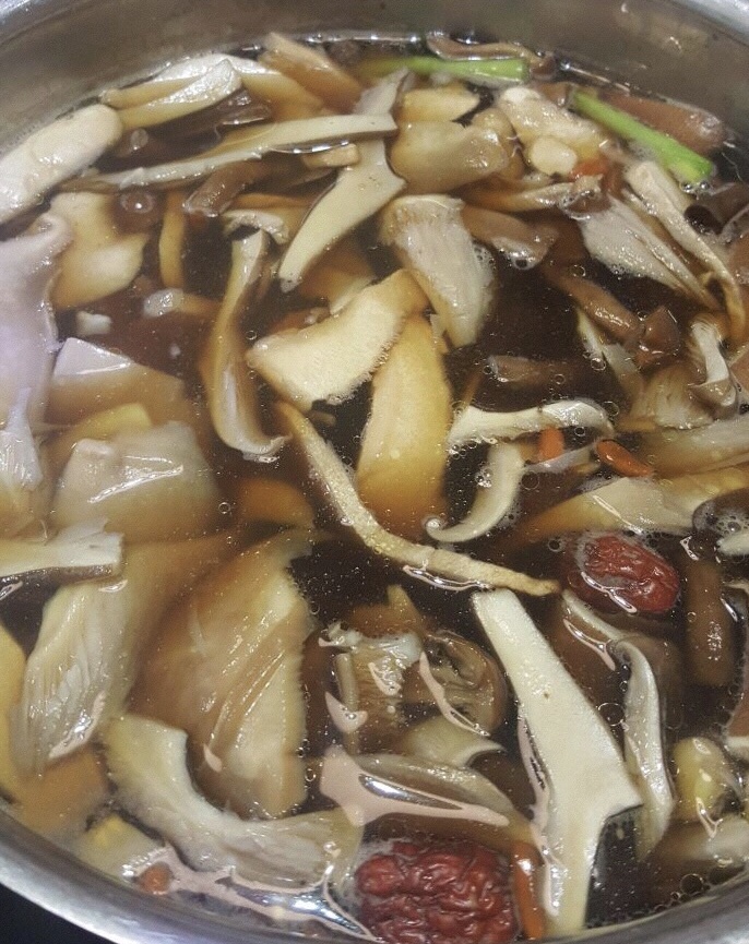 花胶虫草花浮皮菌菇汤的做法