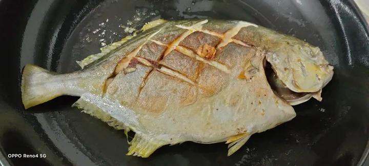 干煎椒盐鲳鱼
