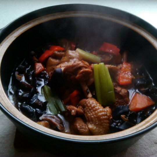 嫩滑鸡腿煲