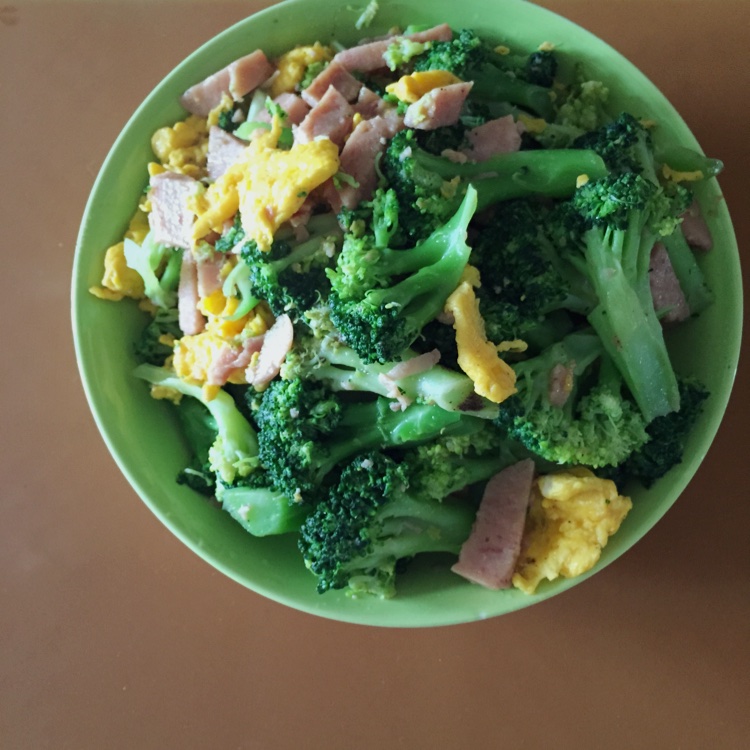 {☀快手晚餐☀}火腿肠滑蛋西兰花