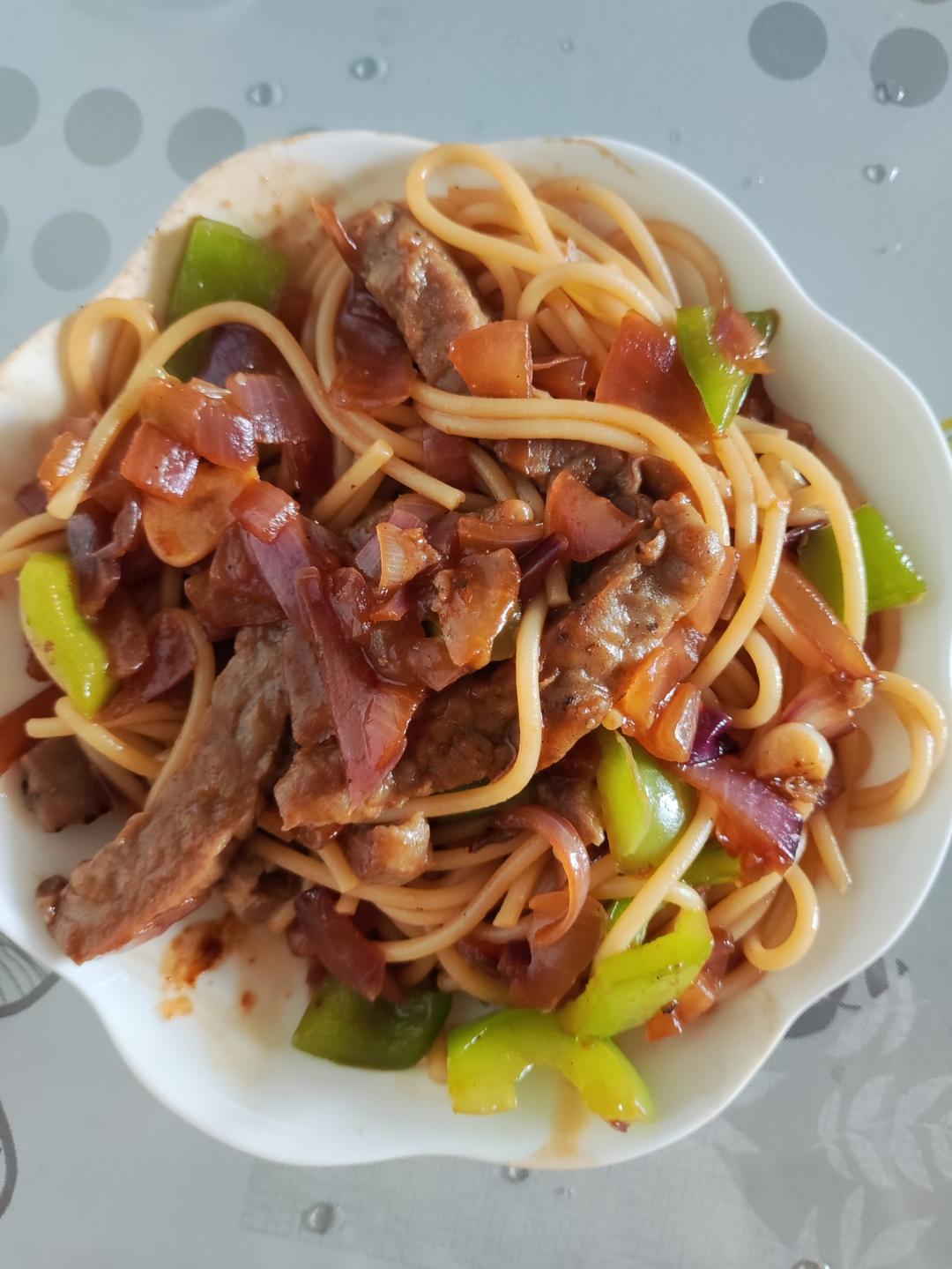 西餐厅的黑椒牛柳意面（附秘制黑椒汁做法）