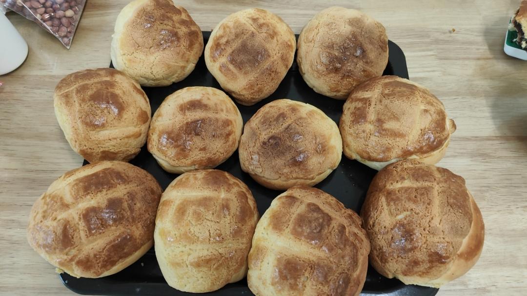做100款面包の12：在家开茶餐厅!港式菠萝包 –不划格子自然裂开的香酥脆皮！菠萝油/酥皮包