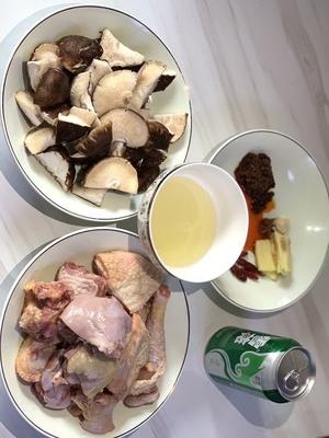 米博烧出鲜嫩多汁的香菇滑鸡的做法 步骤1