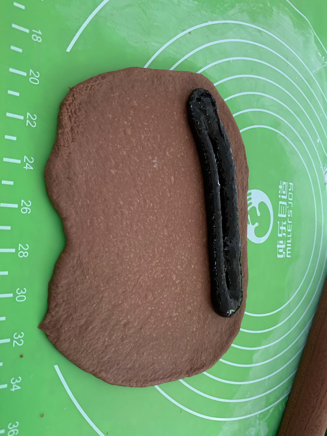 做烘焙除了能吃到美味的面包，更重要的是面包出炉那一刻噌噌上升的快乐值！心玲今天分享巧克力软欧包，巧克力控的福音！
