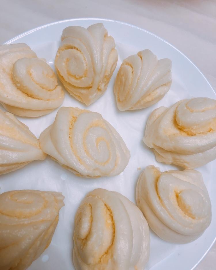 刚出锅就被孩子吃光的花卷（椰蓉牛奶花卷）