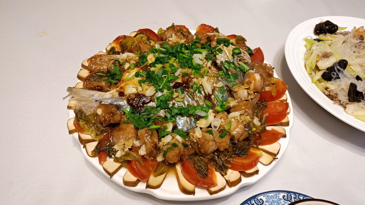 番茄豆腐干酸菜蒸排骨和白仓鱼的做法