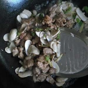 草菇肉片的做法 步骤4