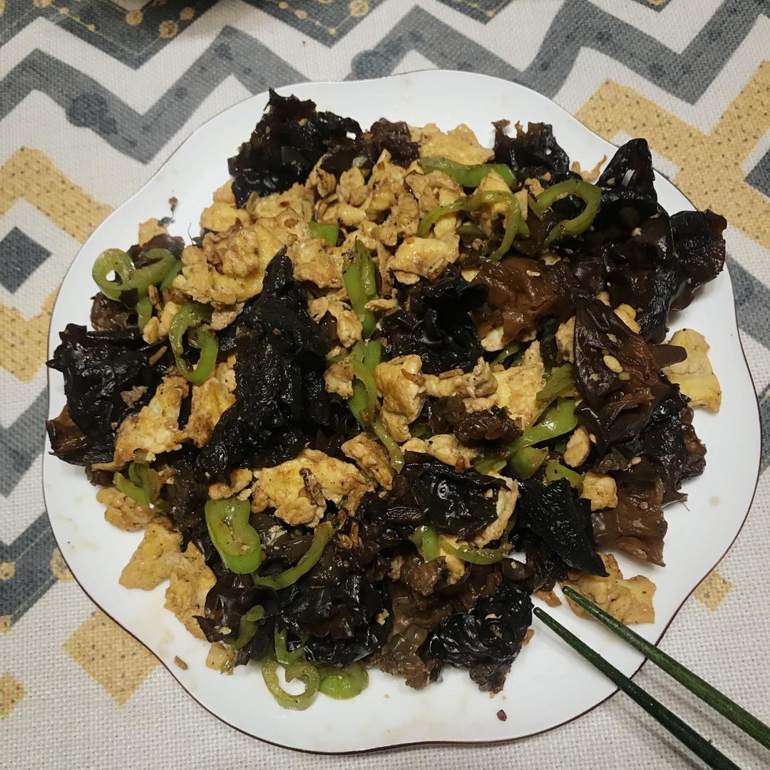 黑木耳青椒炒鸡蛋（营养又下饭）