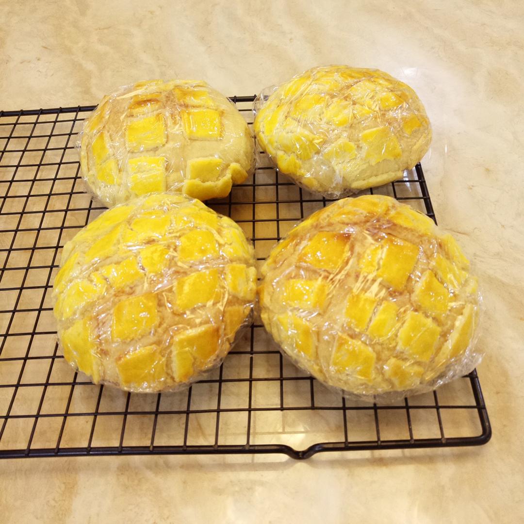 好吃到炸裂的港式菠萝包（附带制作酥皮的小视频）