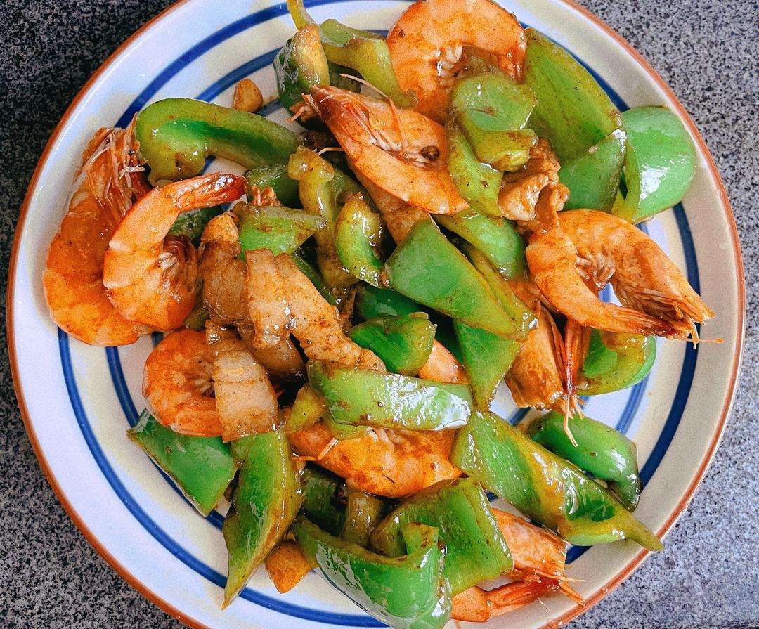 青椒炒虾炒五花的做法