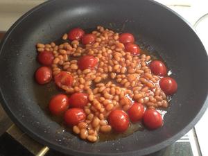 培根、番茄、大豆、面包拼盘的做法 步骤5