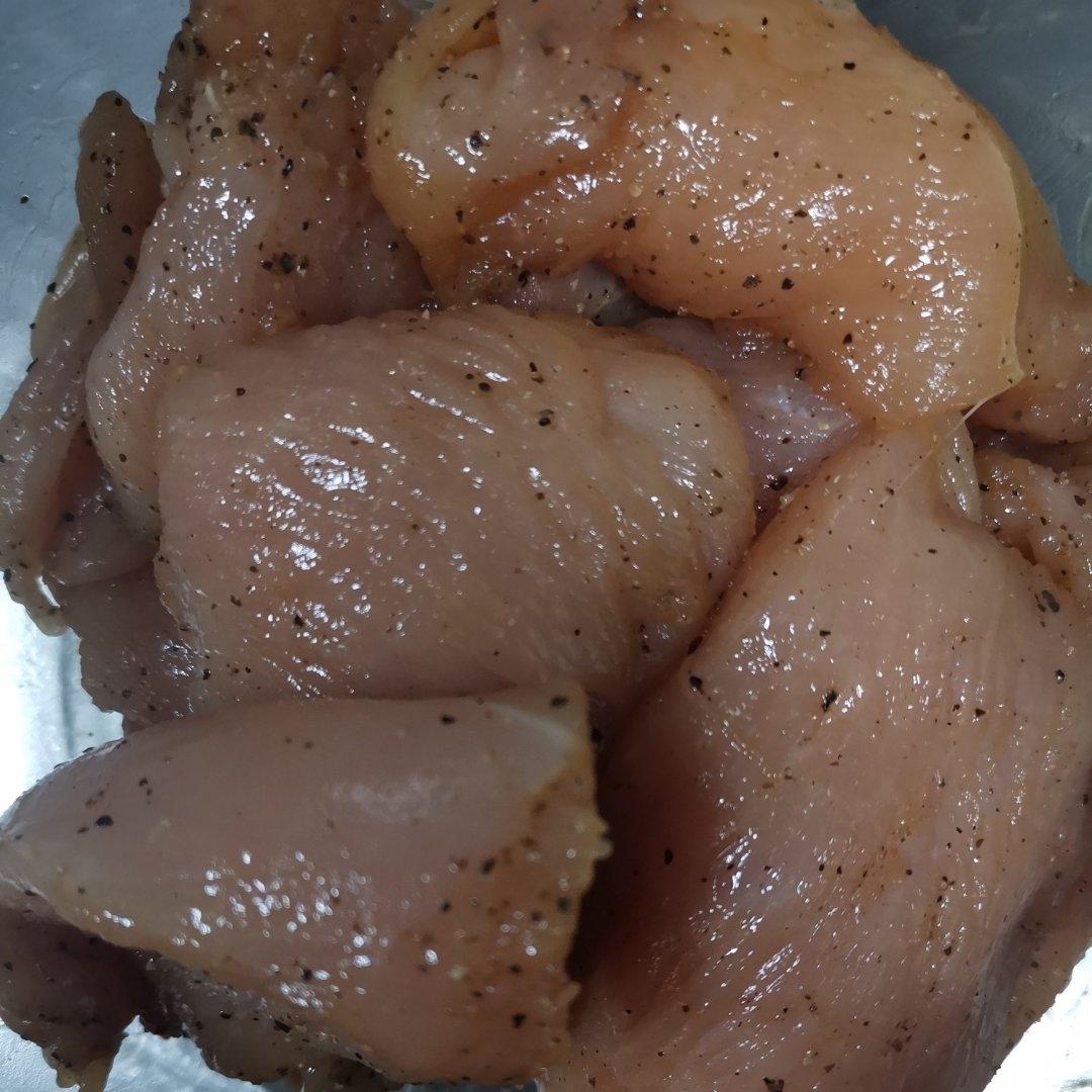 香煎鲜嫩多汁的黑椒鸡胸肉