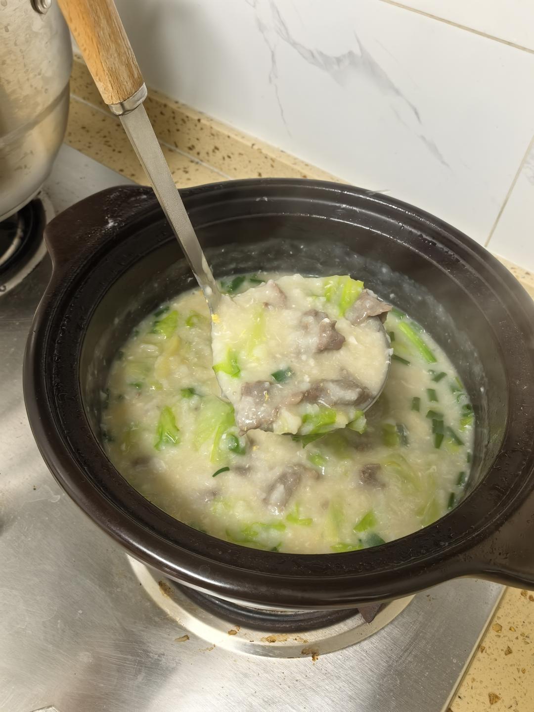 窝蛋牛肉粥(生滚牛肉粥)
