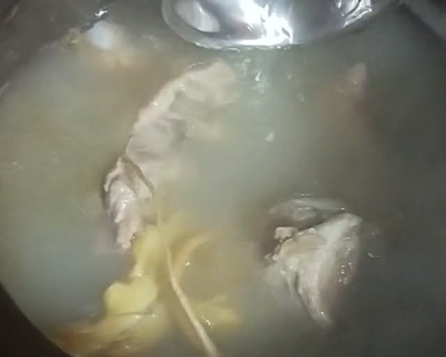 排骨筒子骨萝卜养生补钙汤的做法 步骤4