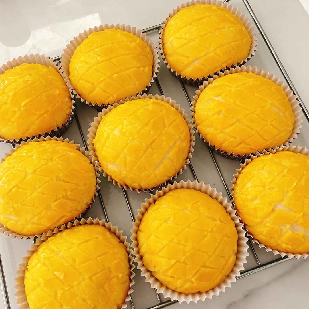 好吃到炸裂的港式菠萝包（附带制作酥皮的小视频）