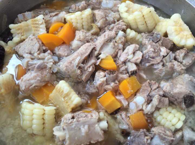 胡萝卜玉米骨头汤