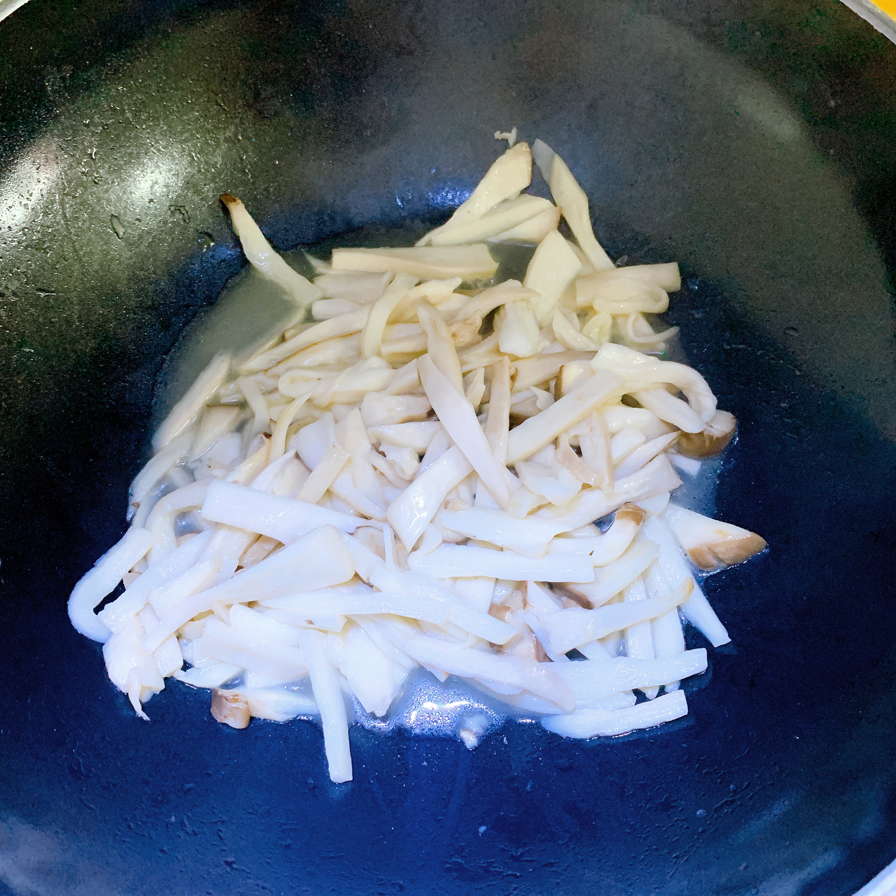 【快手菜】是你爱吃的杏鲍菇炒蛋的做法 步骤4