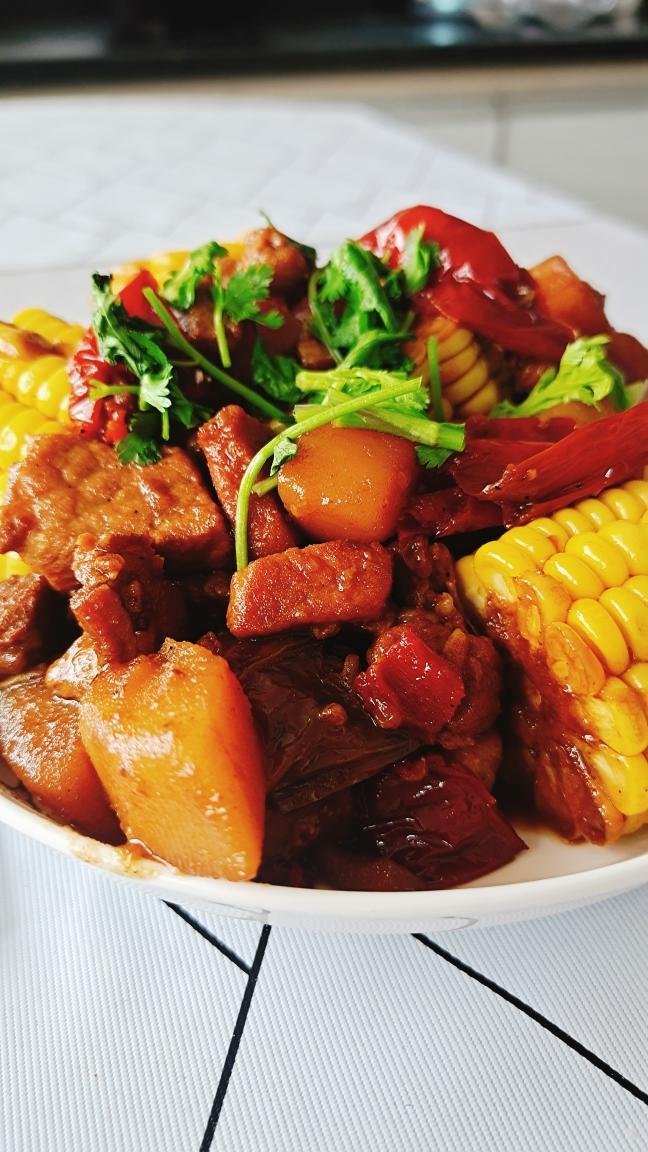 红烧肉炖玉米的做法