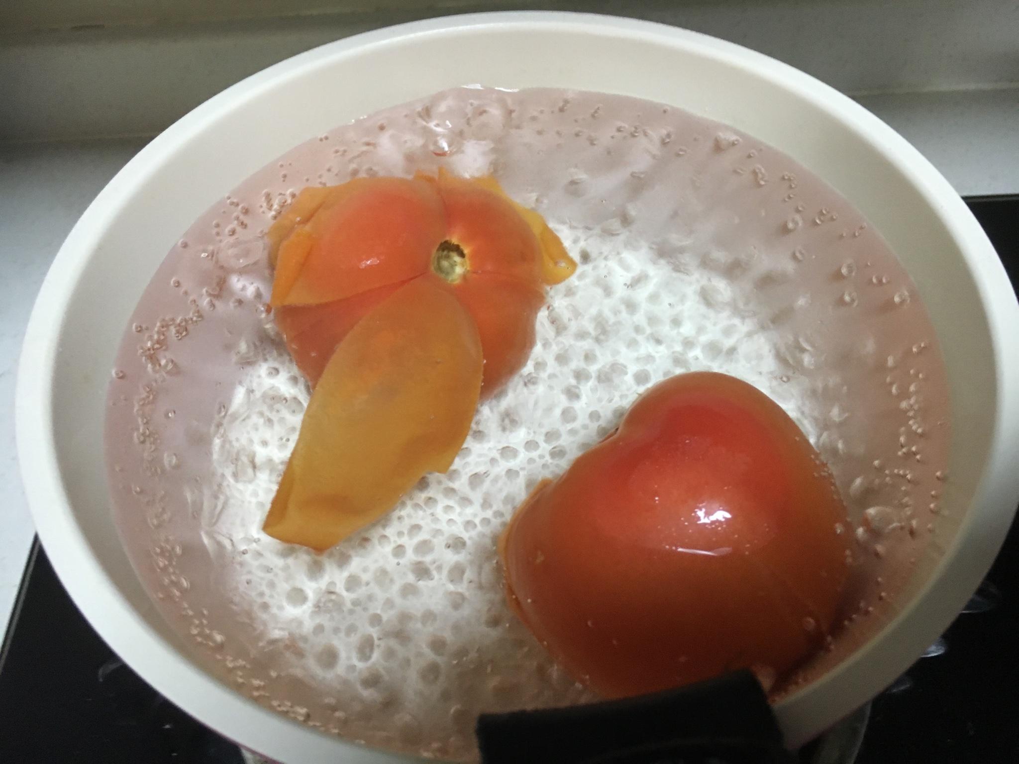 番茄丝瓜素意面的做法 步骤2