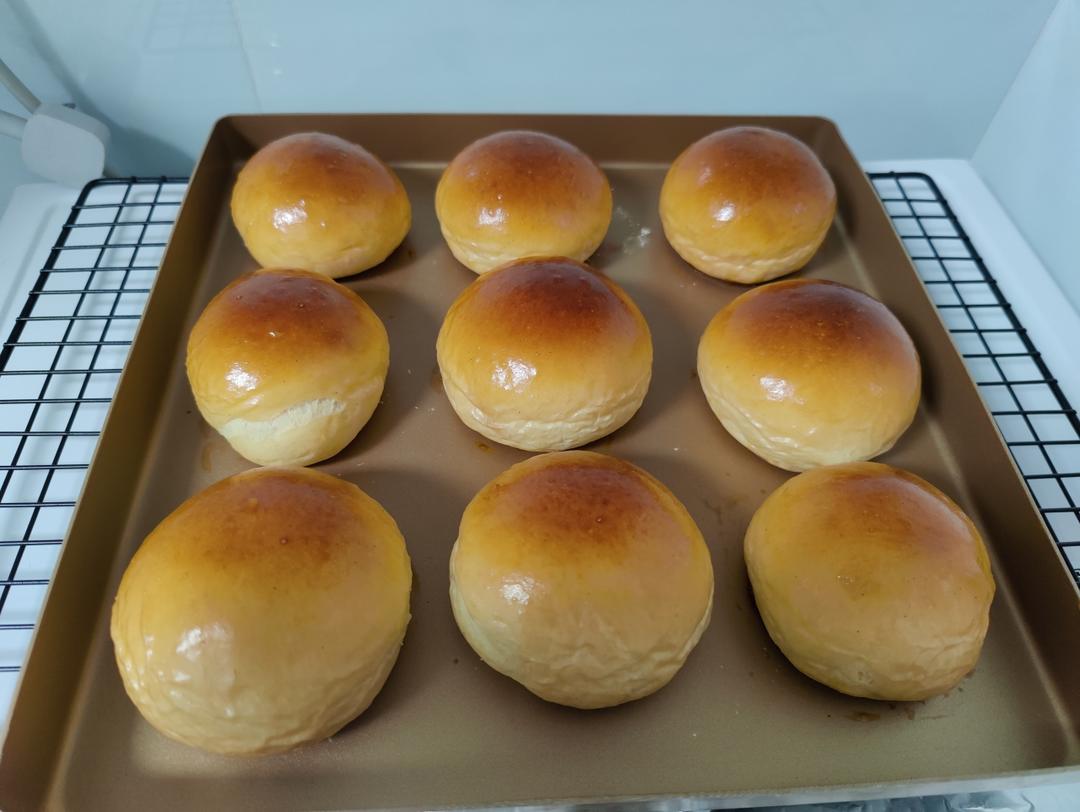 香甜柔软的毛毛虫面包