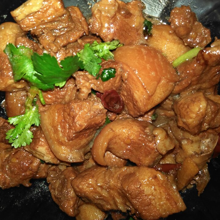 吃着碗里望着锅里的红烧肉