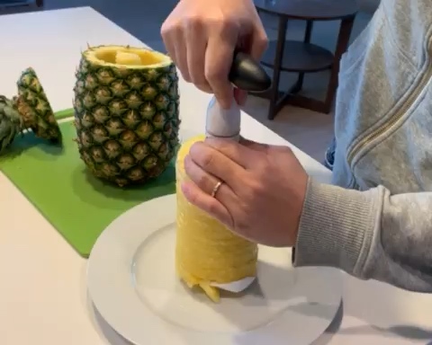 切菠萝方法之巧用神器的做法 步骤6