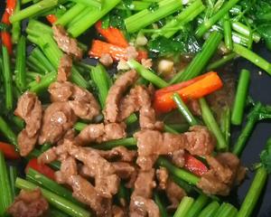 营养又美味的芹菜炒牛肉的做法 步骤10