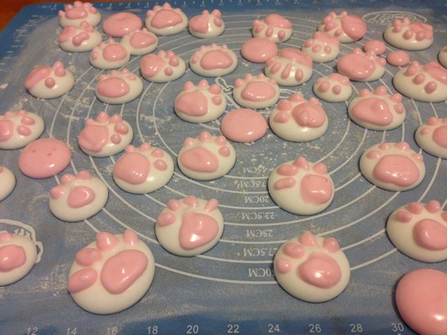 可爱的猫爪棉花糖