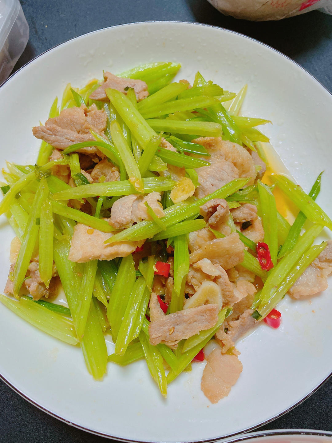 能干三碗饭的芹菜炒肉