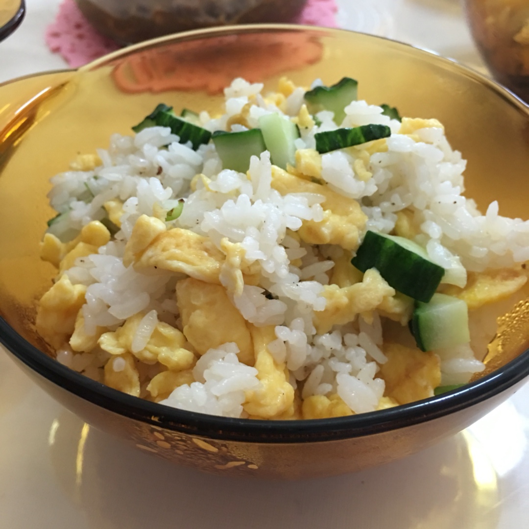 简单的黄瓜蛋炒饭