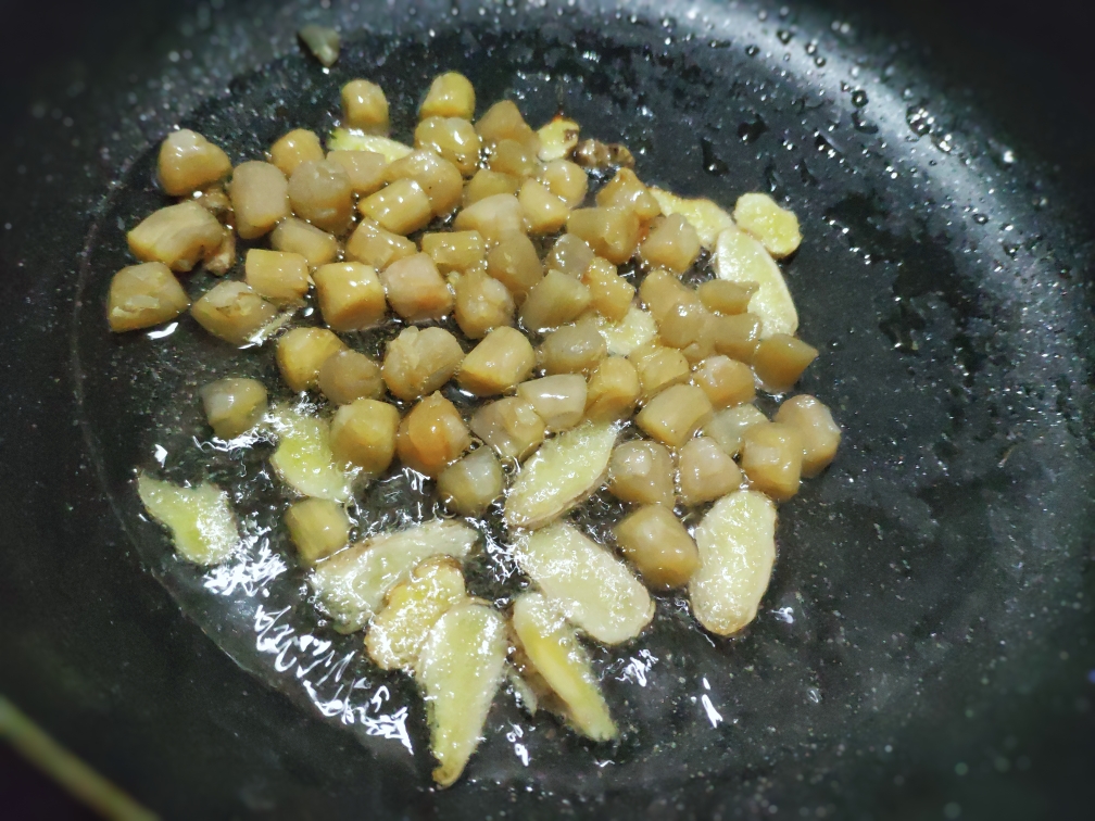 超简单的家常菜—干贝萝卜汤的做法 步骤2
