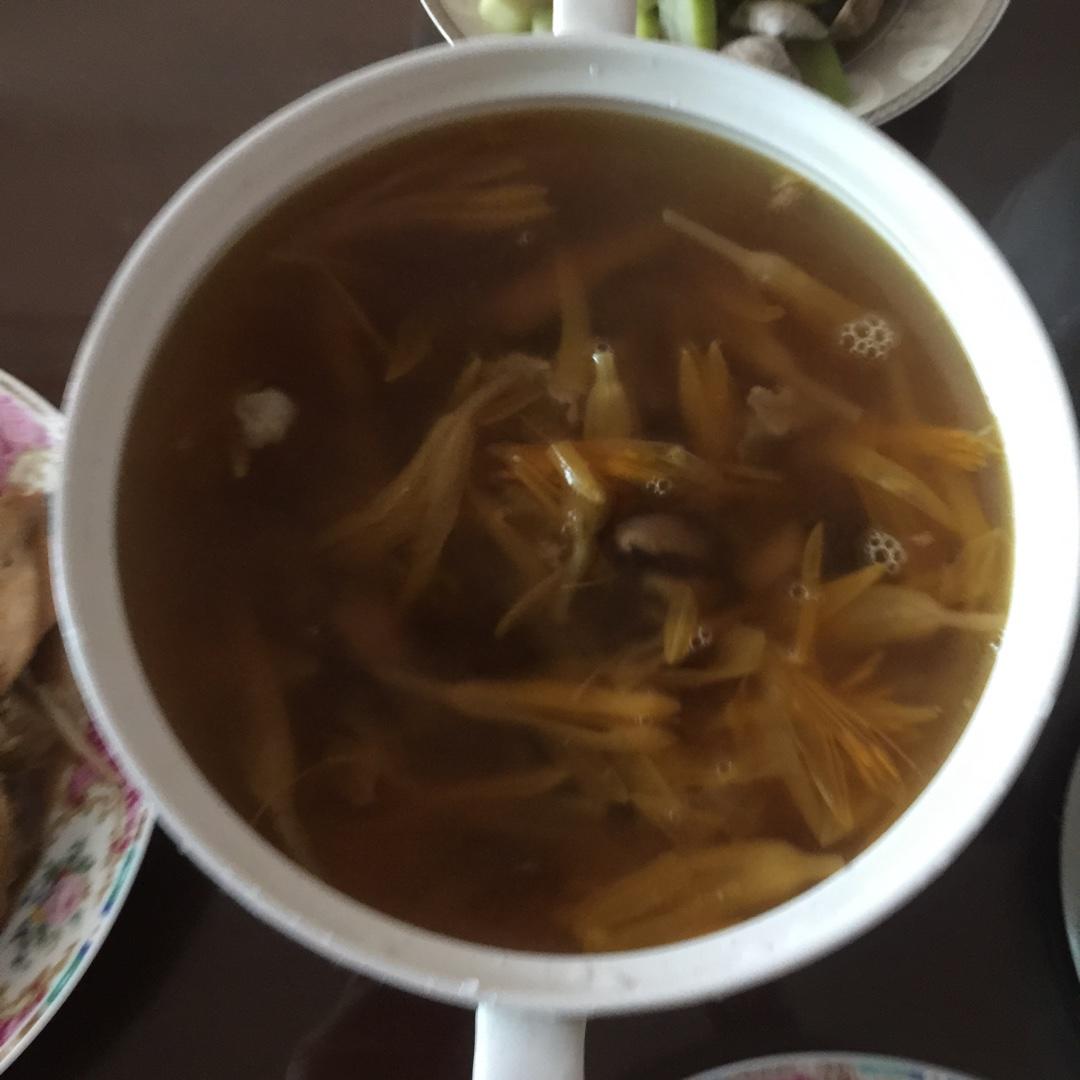 黄花菜香菇排骨汤的做法
